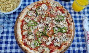 Vegetarian pizza with vegan cheese at Pizzeria Enrico in Mojacar