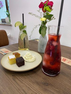 Hausgemachte Limo und Vegane mini Brownies at Oses Cigköfte in Aalen