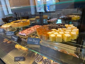 Verschiedene vegane und vegetarische Kuchen at Oses Cigköfte in Aalen