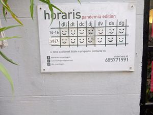 Hay que hacer la reserva a ese teléfono que pone ahí si no te pasa como a mí y más gente que nos ha pasado, que hemos ido y estaba tan lleno que no nos hemos podido sentar. As at La Mandragora in Valencia