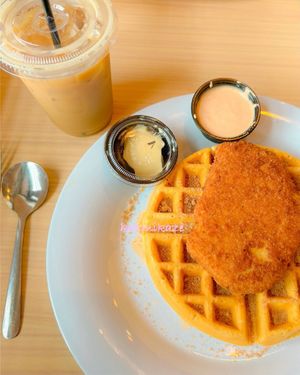 24.07.25 vegan waffle + chicken + brown sugar cinnamon at The Wafflery in Charlotte