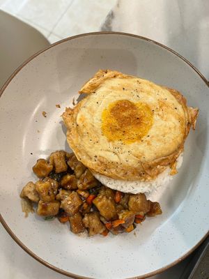 Blaaah dish. I don’t recommend. Veggie chkn texture was bad despite good flavors. Veggie egg was not my favorite either.  at Kynd Baker in Surabaya