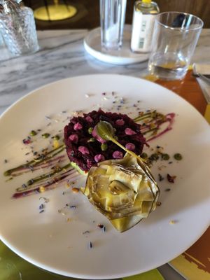 Beetroot and avocado tartare at Dulcisinfundo in San Gimignano