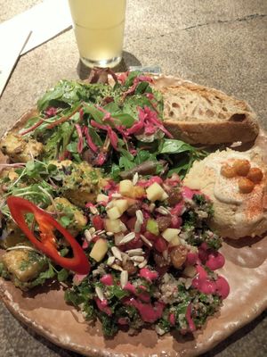 Veggie Plate con quinoa y kale, hummus y tofu. Agua de sabor mojito de pepino. at Honest Greens - Pedralbes Centre in Barcelona