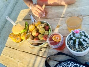 Bucket vegan, pita vegan et empanadas, thé glacé maison et bierre locale  at Hey Poulette in Mimizan