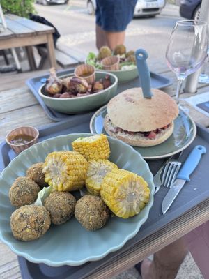 Croquettes aux épinards, mais rôti, pita vegan 🌱   at Hey Poulette in Mimizan