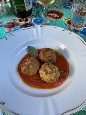 Starter: Zucchini and almond ricotta kofta with fresh and dried tomato sauce at La Cena di Pitagora in Ponte Nizza