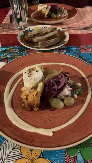 Ricottina di mandorle con cavolfiore arrosto, insalata autunnale e maio di sedano rapa  at La Cena di Pitagora in Ponte Nizza