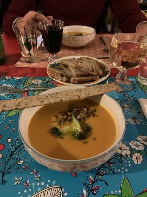 Zuppetta mediorientale di carote con broccolo arrostito, granola salata e cracker ai semi di sesamo  at La Cena di Pitagora in Ponte Nizza