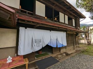Eingang zum Shop at Traditional Japanese House NAKAMURA - 古民家なかむら  in Fujikawaguchiko