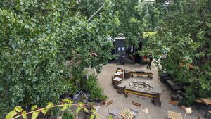 Blick auf die Feuerstelle at Nirgendwo in Berlin