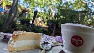 veganer Bienenstich und Cappuccino mit Hafermilch at Nirgendwo in Berlin