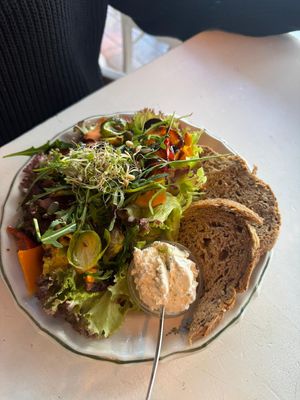 Salade met gegrilde groenten. Zelfs een heerlijk spruitje erin! En ook de kruidenkast vegan. Mmmm!   at Brood & Zoets in Amersfoort