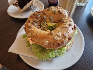 Veganer Bagel mit Kürbiskern-Bagelbrot at Coffee Bay in Kassel
