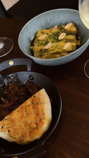 2 entradas frescas. La foccacia fue mi favorita sin embargo la crema del otro estaba  fresca y en su punto   at Holy Carrot in West London