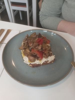 Bread with cashew-cream and vegetables at Sannie in Ratingen
