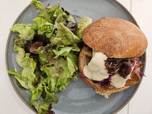 Burger with homemade brioche at Sannie in Ratingen