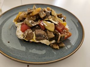 Sauerteigbrot mit Grillgemüse & Cashewkräuterquark at Sannie in Ratingen
