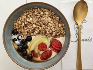 Knuspermüsli mit Beeren, Soja Joghurt & Granola 🤩 at Sannie in Ratingen