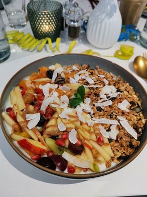 Knuspermüsli mit Sojajoghurt und frischem Obst at Sannie in Ratingen