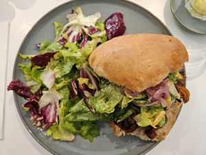 Burger with oyster mushrooms & brioche bun at Sannie in Ratingen