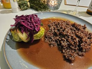 Spicy savoy cabbage roulade with red cabbage, quinoa & port wine jus at Sannie in Ratingen