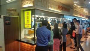 queue in front of stall at Kwan Inn Vegetarian 观音斋 - Chinatown in Central Singapore