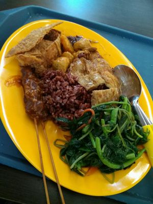 $5.00 for 5 items with brown rice at Kwan Inn Vegetarian 观音斋 - Chinatown in Central Singapore