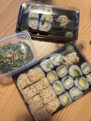  Vegane sushi box (ist nur als veggie markiert aber eine der veggie Boxen ist zufällig vegan) und Mali extra bestellt und seaweed salad  at Asia House Bistro in Berchtesgaden