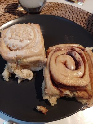 Macadamia links, classic Zimtschnecke rechts at Cinnamood in Bremen