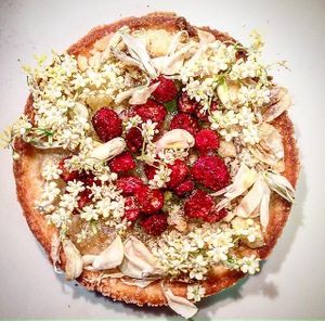 tartelette with almond cream, elderflower and wild strawberries at Pikniq in Stropino