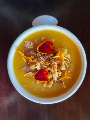 Jerusalem artichokes', onions' and sweet chestnuts' soup at Pikniq in Stropino