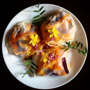 wild herbs rice rolls with wild flowers at Pikniq in Stropino