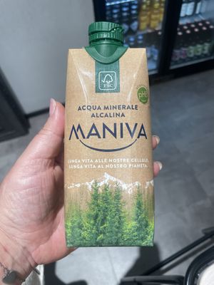 Acqua minerale alcalina   at Hambre Street Food in Verona