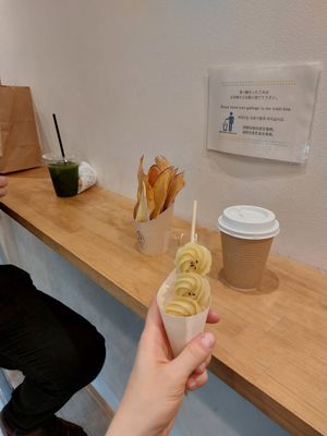 Dango (350¥), matcha latte (580¥), chips (600¥), green tea (500¥) at Imoya Tsunekichi - 芋屋常吉 in Kyoto