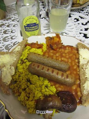 The English breakfast at Cakes 'N' Treats in North West London