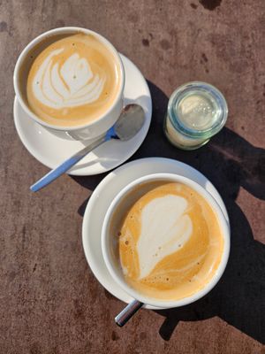 Flat white & Latte at Bulle Bistro im Glas Lennarz in Dusseldorf