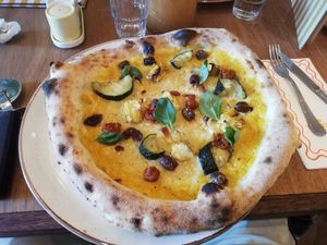 Bell pepper and grilled vegetables pizza, vegan option at Vegitalian in Rotterdam