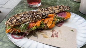 Sandwich mit Erbsenaufstrich, Karotte und eingelegten Zwiebeln  at Motto Brot in Vienna