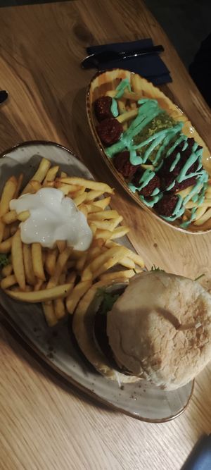 Veggie-Burger und Falafel-Pommes (beides komplett vegan) at POTTkantine in Luedinghausen