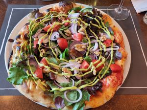 This pizza brings all the boys to the yard 🍕 at Buon Appetito in Den Burg