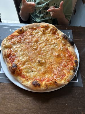 Vegan pizza margherita  at Buon Appetito in Den Burg