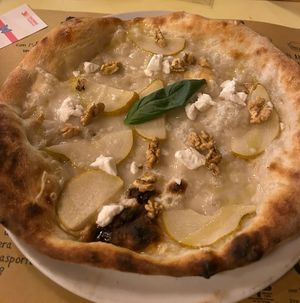 Pizza vegan feta, vegan mozzarella, noci e pere  at Come a Casa in Buggiano