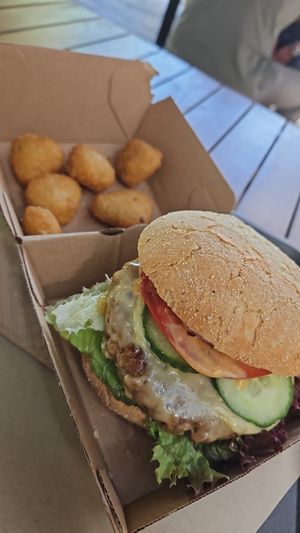 Classic Burger, Chili Cheese Nuggets at Liners Food in Hannover