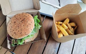 Red liner Burger with rosmary Fries at Liners Food in Hannover