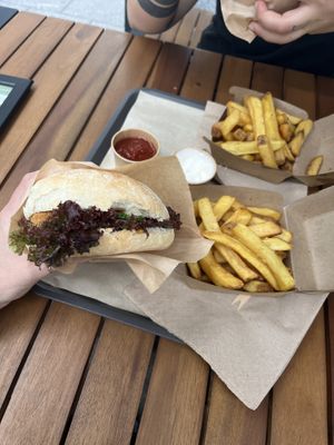 Fresh liner mit Pommes Knobi (vorne) und Rosmarin (hinten)   at Liners Food in Hannover