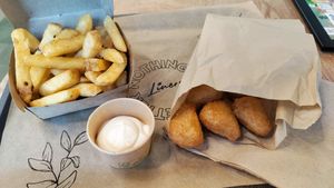 Rosemary Fries with Chili cheese nuggets at Liners Food in Hannover