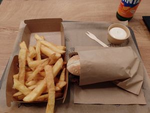 Long vish burger, knobi fries and majo at Liners Food in Hannover