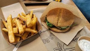ruco liner with garlic fries, was delicious at Liners Food in Hannover