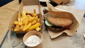 Green Liner with garlic fries und truffle mayo at Liners Food in Hannover